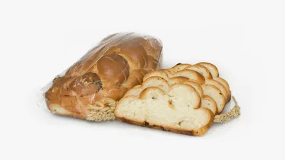Vánočka s rozinkami krájená